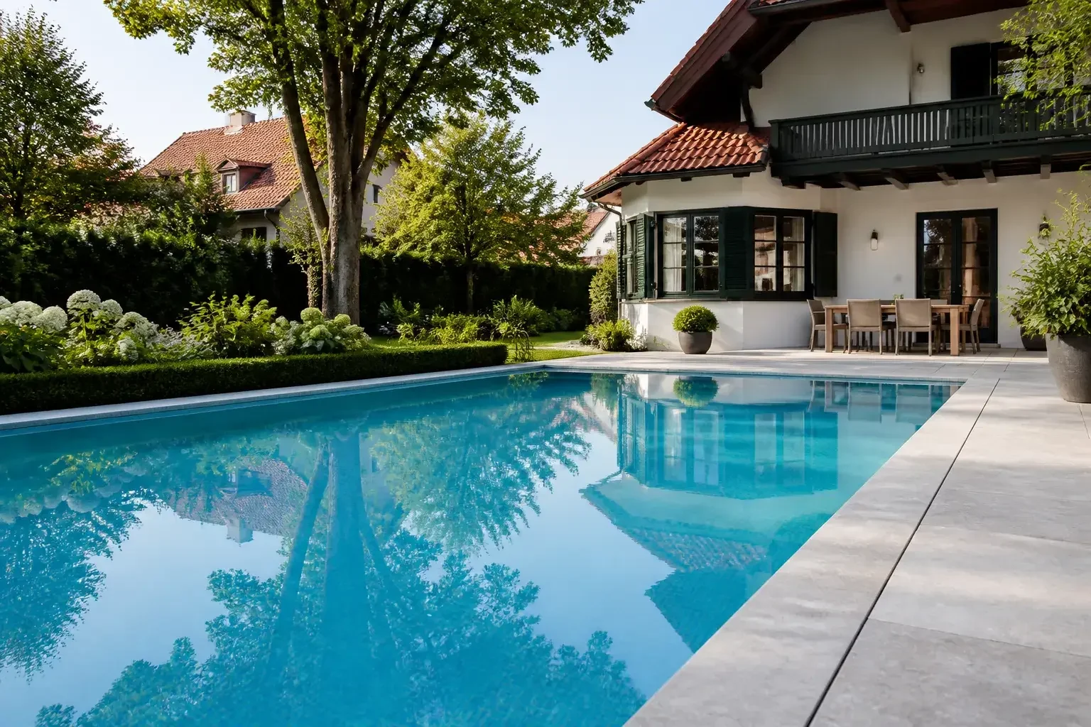 Sauberer Pool im Münchner Wohngebiet mit gepflegter Umgebung.