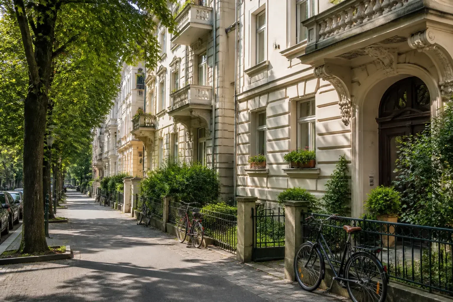 Münchner Wohnstraße mit typischer Stadtatmosphäre.